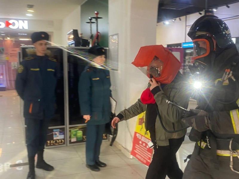 К ТЦ «Октябрьский» в Каменске-Уральском съехались пожарные машины и скорая помощь. Что происходит? | В Каменске-Уральском прошли пожарно-тактические учения у ТЦ «Октябрьский»