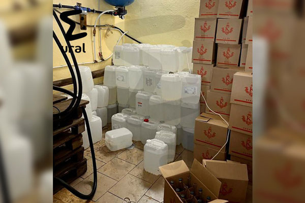 На Урале накрыли гараж, где разливали контрафактную водку На Урале накрыли гараж, где разливали контрафактную водку