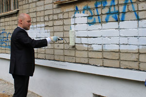 «Урал без наркотиков» и волонтеры закрасили рекламу наркотиков на улицах Екатеринбурга