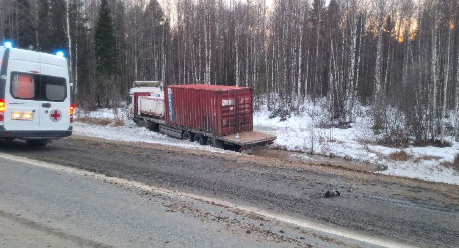 Водитель погиб — на трассе Тюмень — Ханты-Мансийск столкнулись «КамАЗ» и внедорожник  | В Тюменской области столкнулись внедорожник и грузовик 