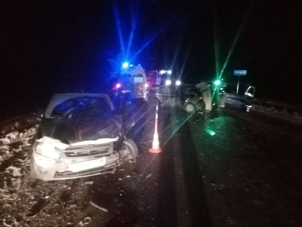 Один человек погиб и семеро травмировались в ДТП в Тюменской области  | На тюменской трассе восемь человек пострадали в ДТП 