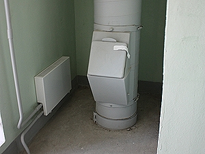 В Магнитогорске девушка нырнула за косметичкой в мусоропровод