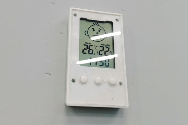 В фитнес-клубе в Екатеринбурге посетителей «кормят завтраками». Сауну отключают, температура в зале превышает норму на 10 градусов