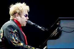 Летом в Екатеринбург прилетит Элтон Джон