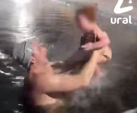 Окунание годовалого ребёнка в прорубь: за и против закаливания в минус 30 | В Сургуте годовалого ребёнка окунули в прорубь Окунание годовалого ребёнка в прорубь: за и против закаливания в минус 30 | В Сургуте годовалого ребёнка окунули в прорубь