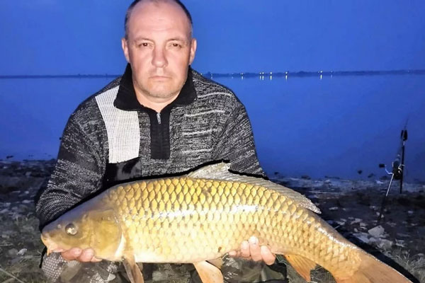 Рыбаки поймали два огромных карпа на челябинских озерах