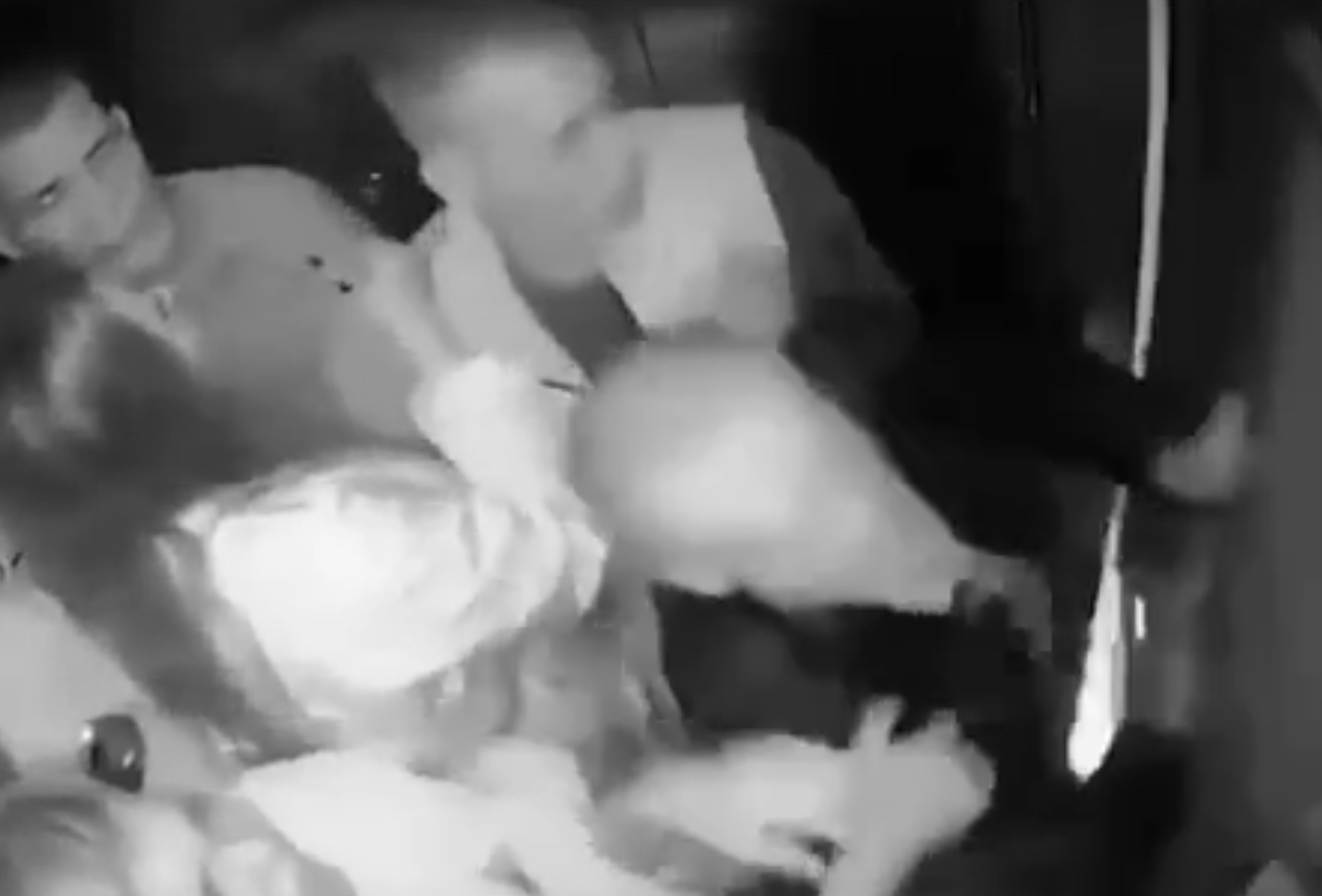 Пьяные уральцы сломали лифт, чтобы помочь девушке c истерикой. Видео