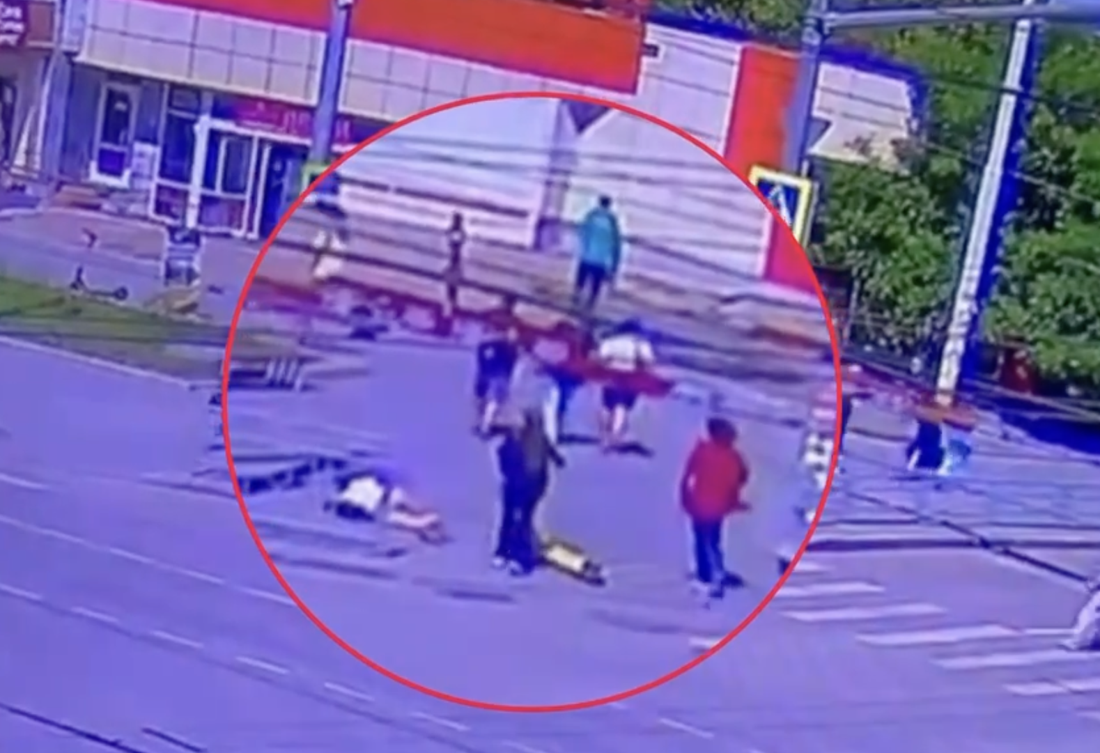 В Екатеринбурге самокатчик сбил пешехода