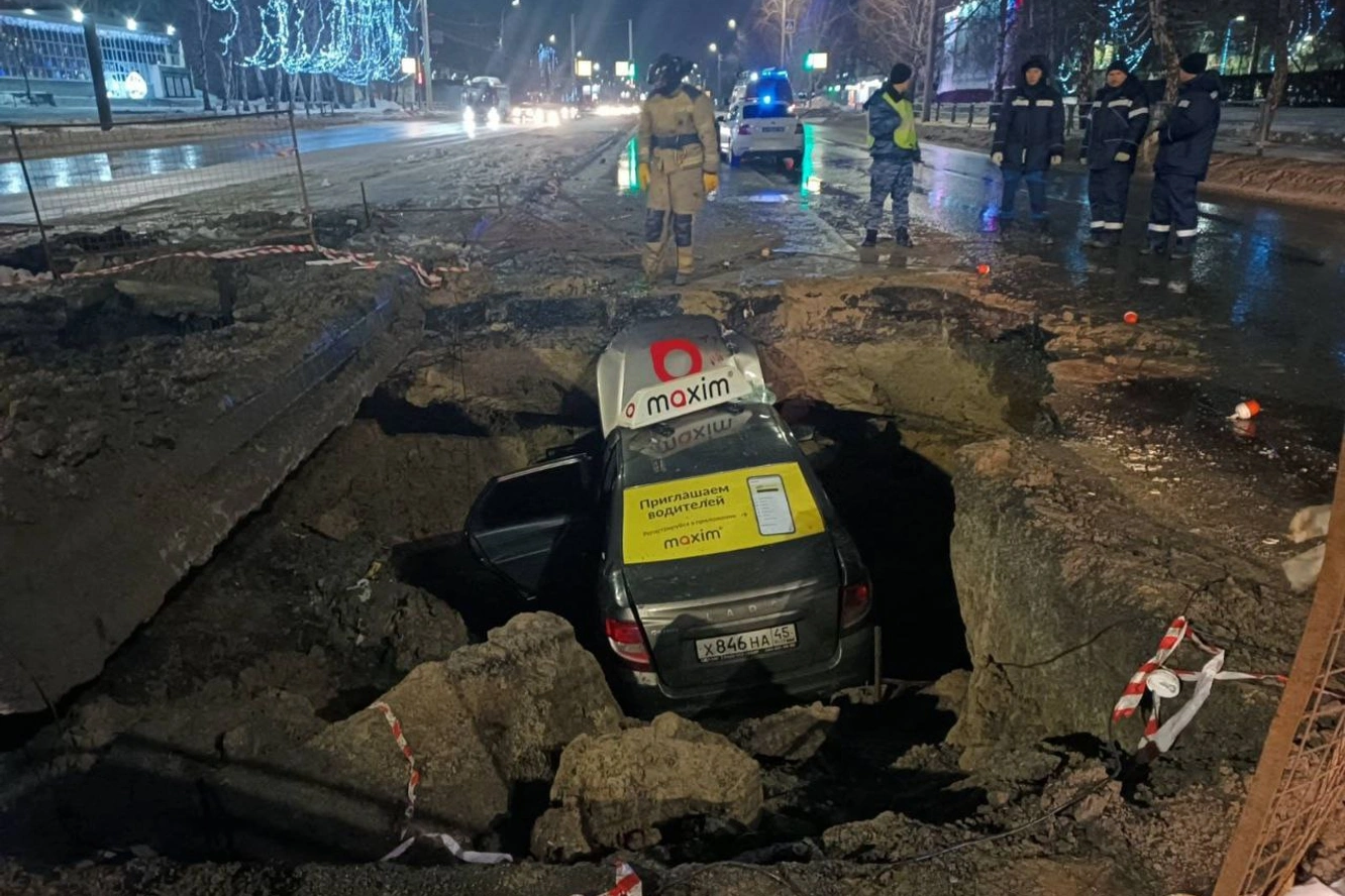 Трагедия в Кургане: такси упало в яму и унесло жизнь водителя, пассажиры в реанимации