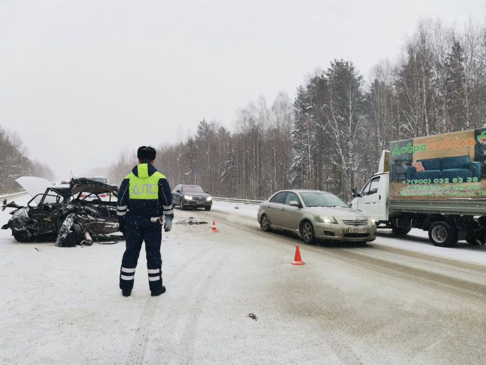Смертельное ДТП под Берёзовским: погиб водитель ВАЗ, пассажирка ГАЗели с травмами | В ДТП под Берёзовским погиб водитель, пассажирка — с травмами