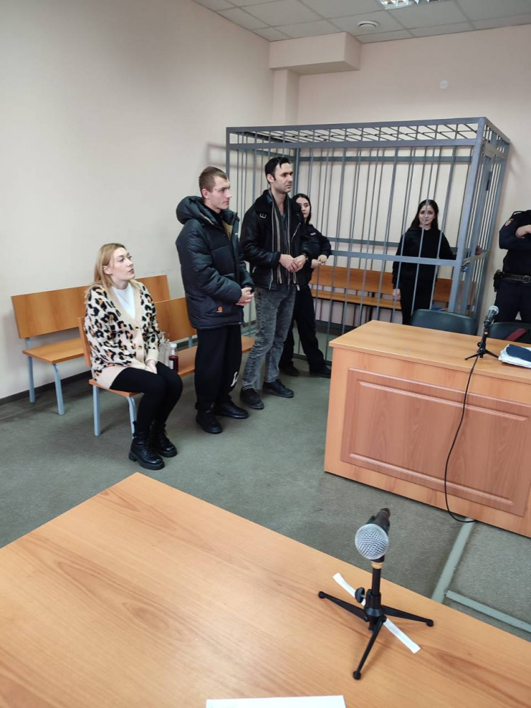 Суд вынес повторный приговор по делу о доведении студента до самоубийства  | Юноша и две девушки осуждены в Екатеринбурге после самоубийства студента 