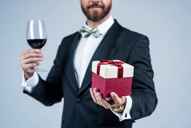 Что подарить коллеге: психолог Верчинова назвала неудачные подарки и дала советы по выбору | Психолог Верчинова рассказала, как выбрать подарок коллеге