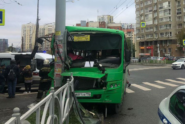 Сотрудники ГИБДД Екатеринбурга устанавливают обстоятельства ДТП с участием автобуса