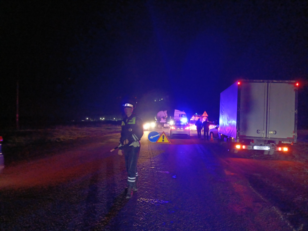 На Урале под Богдановичем на трассе погибли два человека  | В Свердловской области ещё два человека погибли в ДТП 