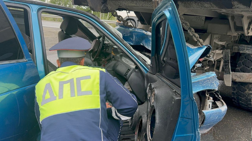 В Невьянском районе «ВАЗ-2110» врезался в грузовик  | На Урале под Невьянском несколько человек пострадали в ДТП 