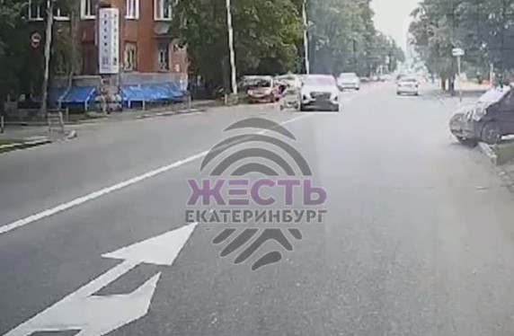 Самокат в щепки - в центре Екатеринбурга сбили 20-летнего горожанина | В Екатеринбурге внедорожник сбил самокатчика