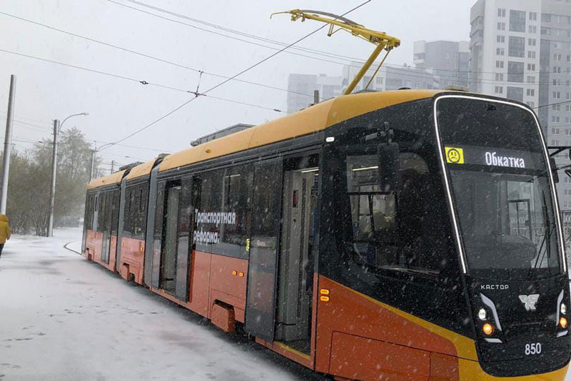 Новый гигантский желто-оранжевый трамвай 71–639 «Кастор» в Екатеринбурге: новое слово в общественном транспорте | В Екатеринбурге техническую обкатку проходит трамвай-гигант