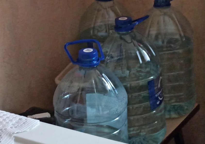 Запасайтесь водой! «Водоканал» выступил с обращением к жителям Первоуральска  | Жители Первоуральска запасаются водой перед масштабным отключением 