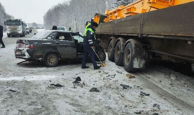 На трассе Екатеринбург — Тюмень погиб водитель ВАЗ после столкновения с грузовиком | В ДТП на трассе Екатеринбург — Тюмень погиб водитель ВАЗа