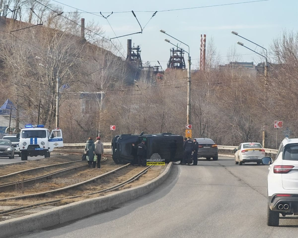 «Гелик» на «блатномерах» развалился на путях и парализовал движение трамваев в Нижнем Тагиле | В Нижнем Тагиле «Мерседес» опрокинулся на трамвайных путях — движение остановлено