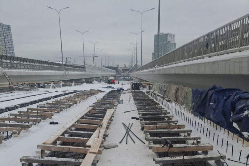 В Екатеринбурге до лета 2026 года закроют участок Комсомольской для строительства подземного перехода | В Екатеринбурге проезд по Комсомольской у концерна «Калина» закроют до лета 2026 года