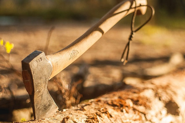 Пьяный уралец изрубил полицейский автомобиль  | Пьяный уралец напал с топором на автомобиль полиции 