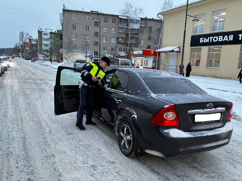 В Полевском автомобиль сбил 13-летнего подростка | На Урале под колеса автомобиля попал 13-летний подросток В Полевском автомобиль сбил 13-летнего подростка | На Урале под колеса автомобиля попал 13-летний подросток