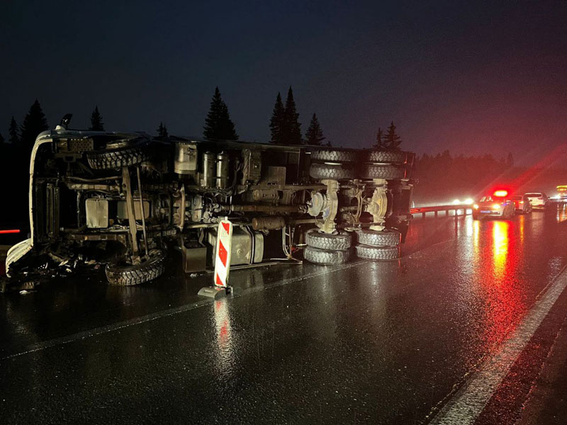 На трассе «Пермь — Екатеринбург» перевернулся грузовик: водитель чудом уцелел | На трассе «Пермь — Екатеринбург» грузовик FAW опрокинулся после резкого торможения