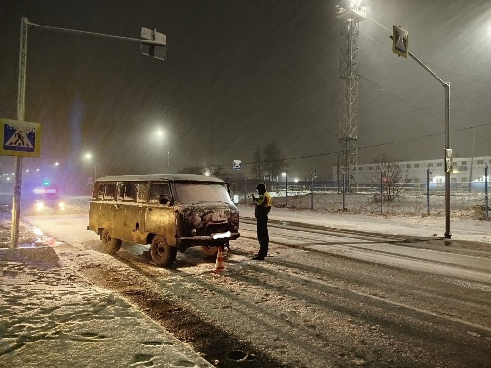 На Урале произошло первое с весны ДТП из-за снегопада  | В Верхней Салде автомобиль травмировал женщину 