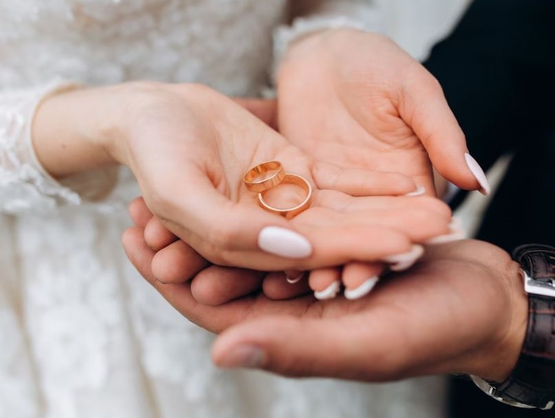 В России хотят ужесточить торговлю драгоценностями на маркетплейсах  | Торговлю ювелиркой на онлайн-площадках могут ограничить в России 