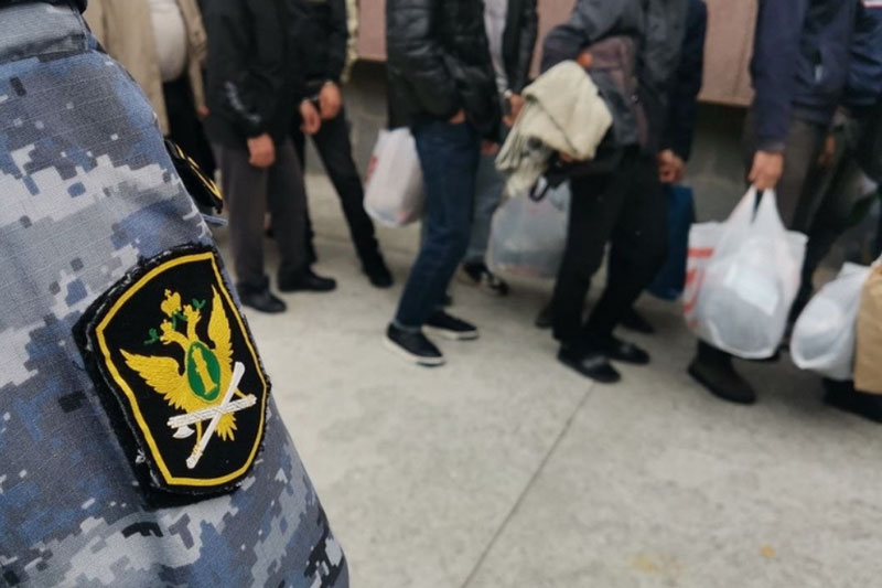 В России думают над новым ограничением для мигрантов | Мигрантам могут запретить привозить семьи в Россию