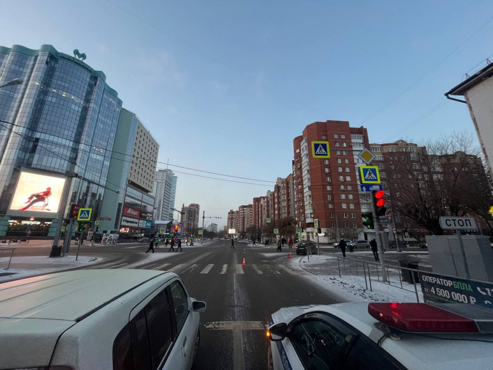 Автомобиль сбил 11-летнего мальчика в Тюмени  | В Тюмени 11-летний мальчик попал под машину 