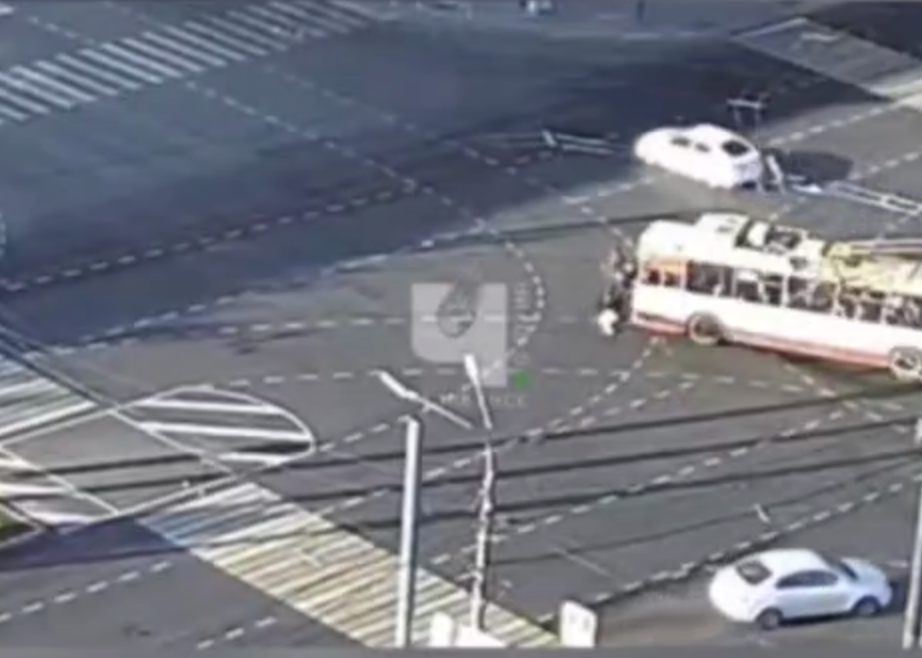 Чтобы не опоздать на работу челябинцы толкали троллейбус Чтобы не опоздать на работу челябинцы толкали троллейбус