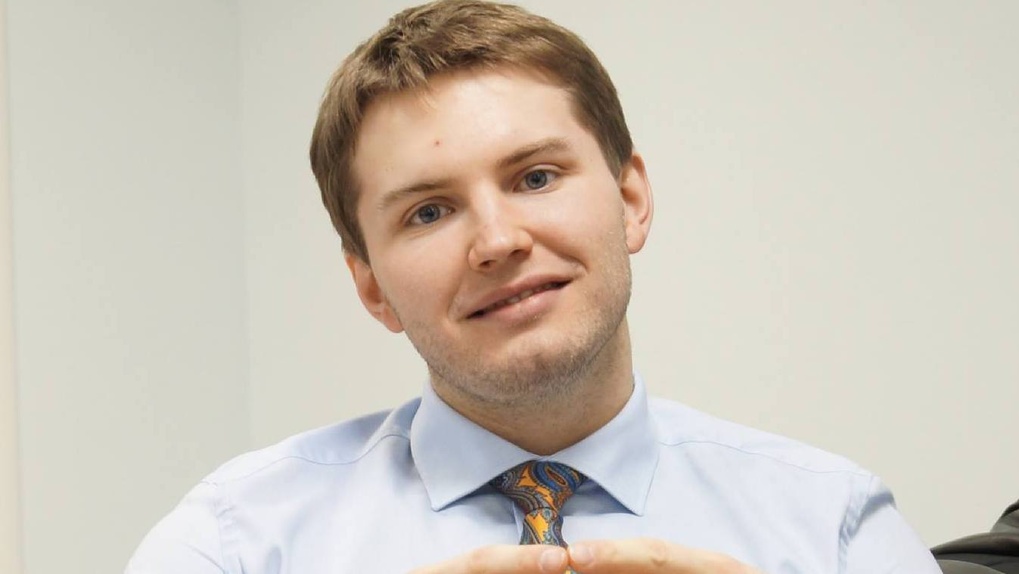 В Екатеринбурге по подозрению в крупной взятке задержали автора Telegram-каналов Александра Устинова