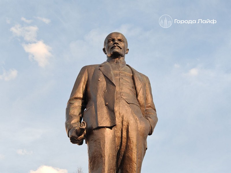 В Ревде вернули памятник Ленину — теперь он в Ленинском сквере | Памятник Ленину перенесли с площади Победы в Ревде В Ревде вернули памятник Ленину — теперь он в Ленинском сквере | Памятник Ленину перенесли с площади Победы в Ревде