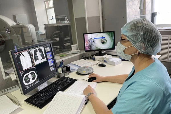 Селфи с риском для жизни: свердловские врачи спасли туриста, упавшего с набережной у Плотинки Селфи с риском для жизни: свердловские врачи спасли туриста, упавшего с набережной у Плотинки