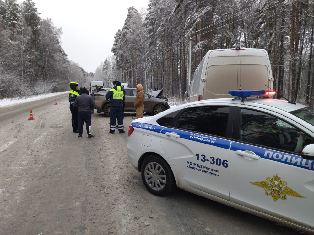 ДТП под Асбестом: занос на обледеневшей дороге привел к лобовому столкновению | Два автомобиля столкнулись на трассе Асбест – Белокаменный