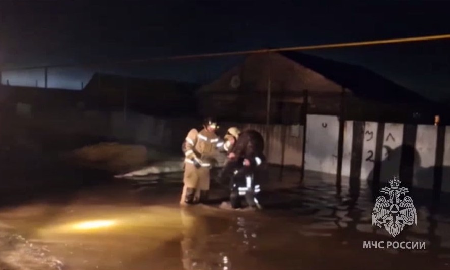 «Воду уговаривали?» — в Орске срочно эвакуируют людей из-за угрозы прорыва дамбы  | В Оренбуржье возник риск прорыва дамбы, людей эвакуируют 