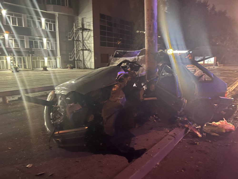 В Тюмени машина врезалась в опору освещения — погибли юноша и девушка  | Юноша и девушка погибли в ДТП в Тюмени 