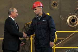 Путин вручил медали первым героям труда