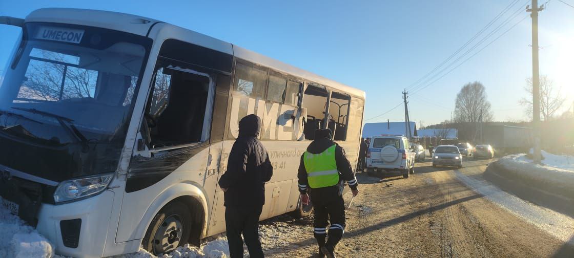 На Урале автоинспекторы устанавливают обстоятельства ДТП с участием автобуса