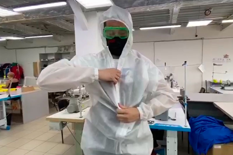 На Среднем Урале предприятия шьют 14 тысяч одноразовых комбинезонов в сутки На Среднем Урале предприятия шьют 14 тысяч одноразовых комбинезонов в сутки