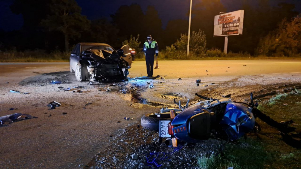 На Урале легковушка задавила мотоциклиста  | В Екатеринбурге погиб мотоциклист 