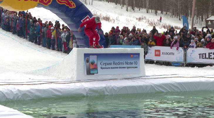 В Екатеринбурге прошло аква-шоу «Прыгни и замёрзни» В Екатеринбурге прошло аква-шоу «Прыгни и замёрзни»