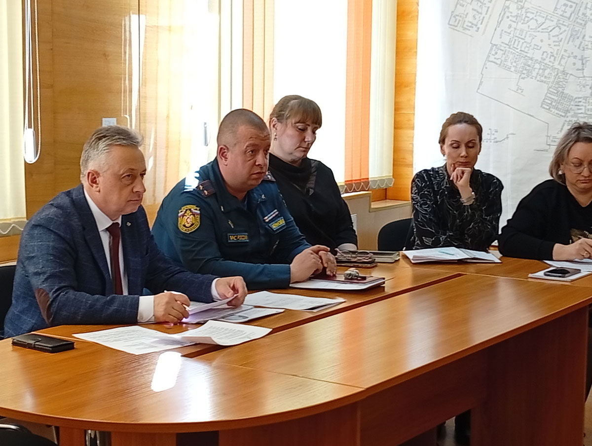 В Каменске-Уральском обсудили пожарную безопасность и газификацию садовых товариществ | Власти и садоводы Каменска-Уральского обсудили проблемы СНТ