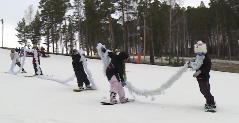 Дед Мороз с рекордно длинной бородой покорил Уктусские горы в Екатеринбурге | Дед Мороз с 30-метровой бородой спустился с Уктусских гор в Екатеринбурге