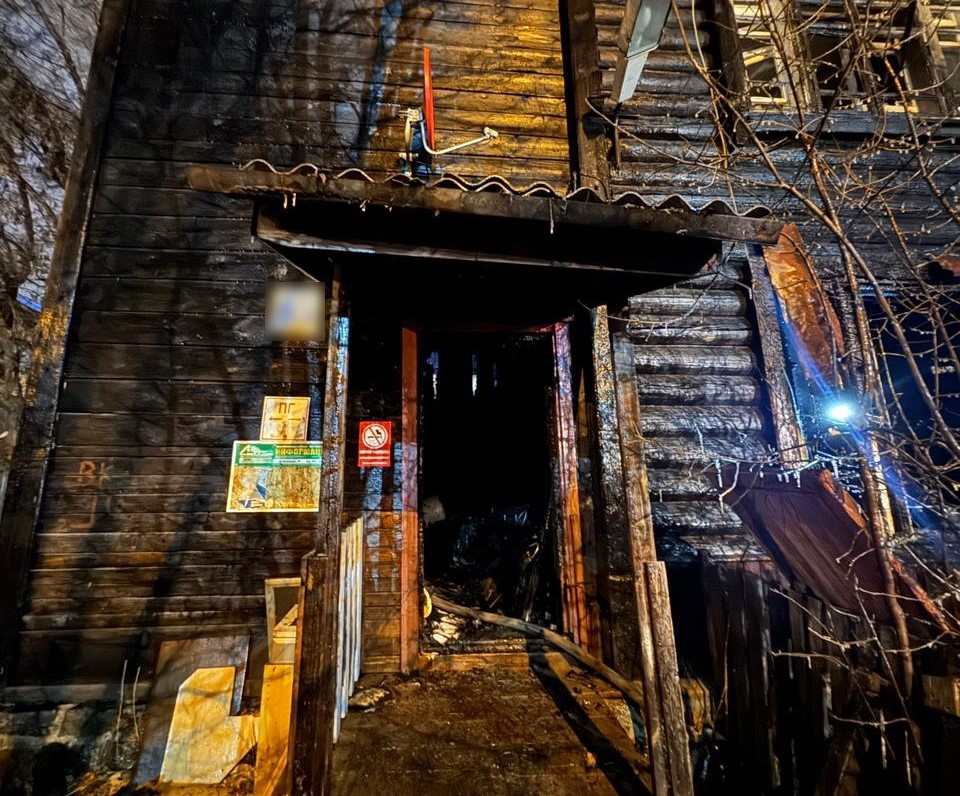 Курили и употребляли спиртное — стали известны последние часы жизни мужчины и женщины, погибших в пожаре | Силовики раскрыли детали гибели мужчины и женщины в пожаре на Урале 