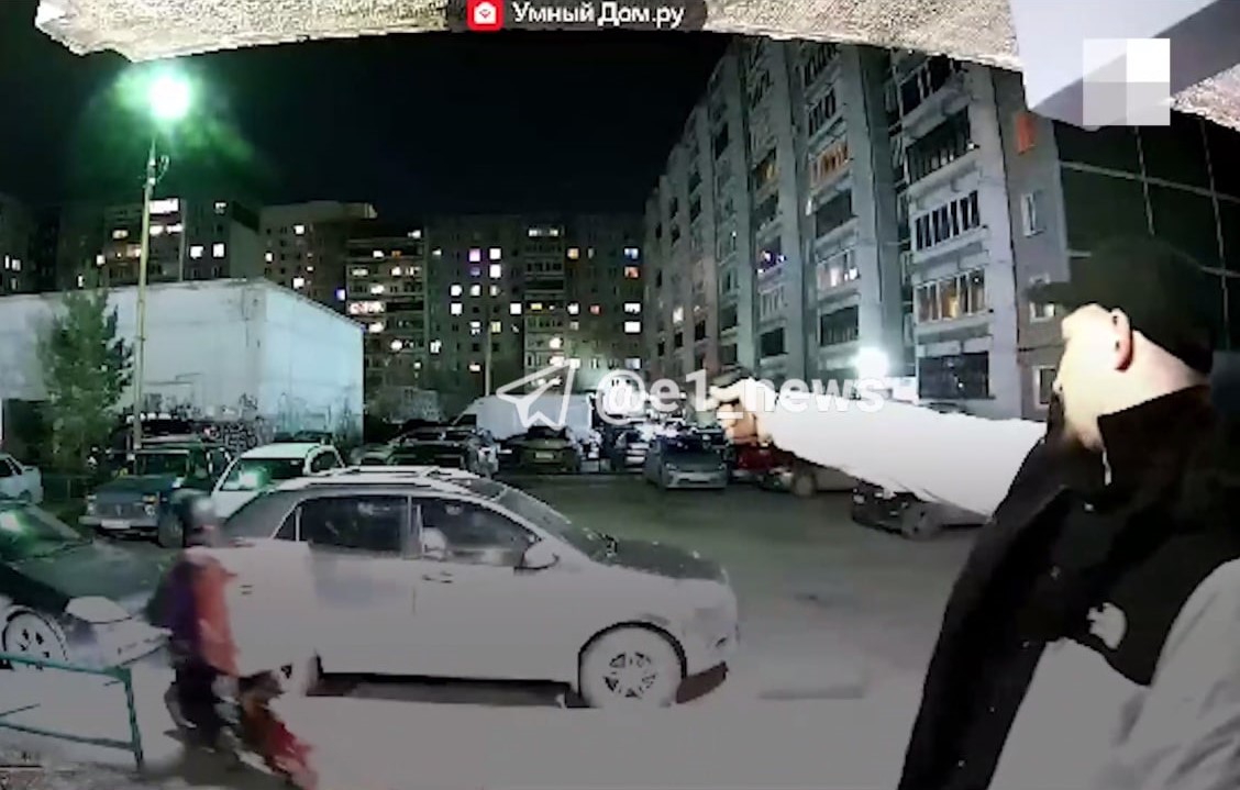 «Раздевайся!» — в столице Урала чуть не застрелили курьера  | В Екатеринбурге неизвестный угрожал курьеру пистолетом 