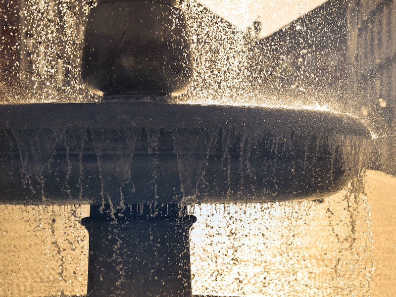 Летний спор: дети в фонтанах – безопасно или опасно?