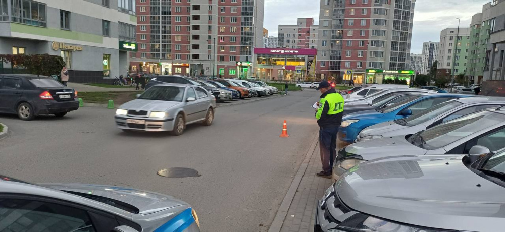 Десятилетняя девочка попала под машину на окраине Екатеринбурга | В Екатеринбурге автомобиль наехал на десятилетнюю девочку Десятилетняя девочка попала под машину на окраине Екатеринбурга | В Екатеринбурге автомобиль наехал на десятилетнюю девочку